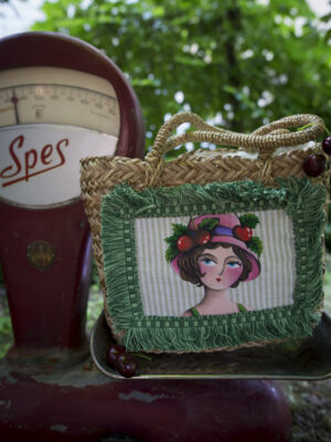 Borsa piccola in paglia con cappello rosa e ciliegie